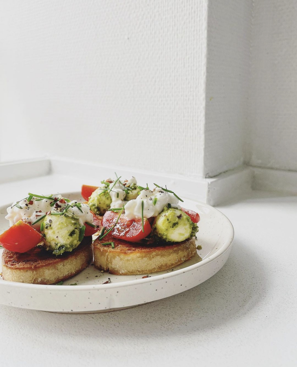 PESTO MARINERET MINI MOZZERELLAKUGLER PÅ RISTET BRØD