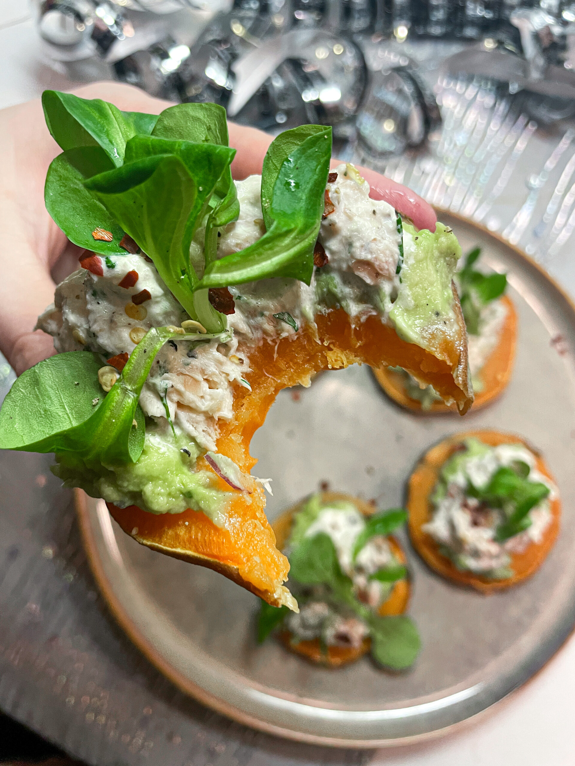 BAGT SØD KARTOFFEL MED GUACAMOLE OG LAKSESALAT