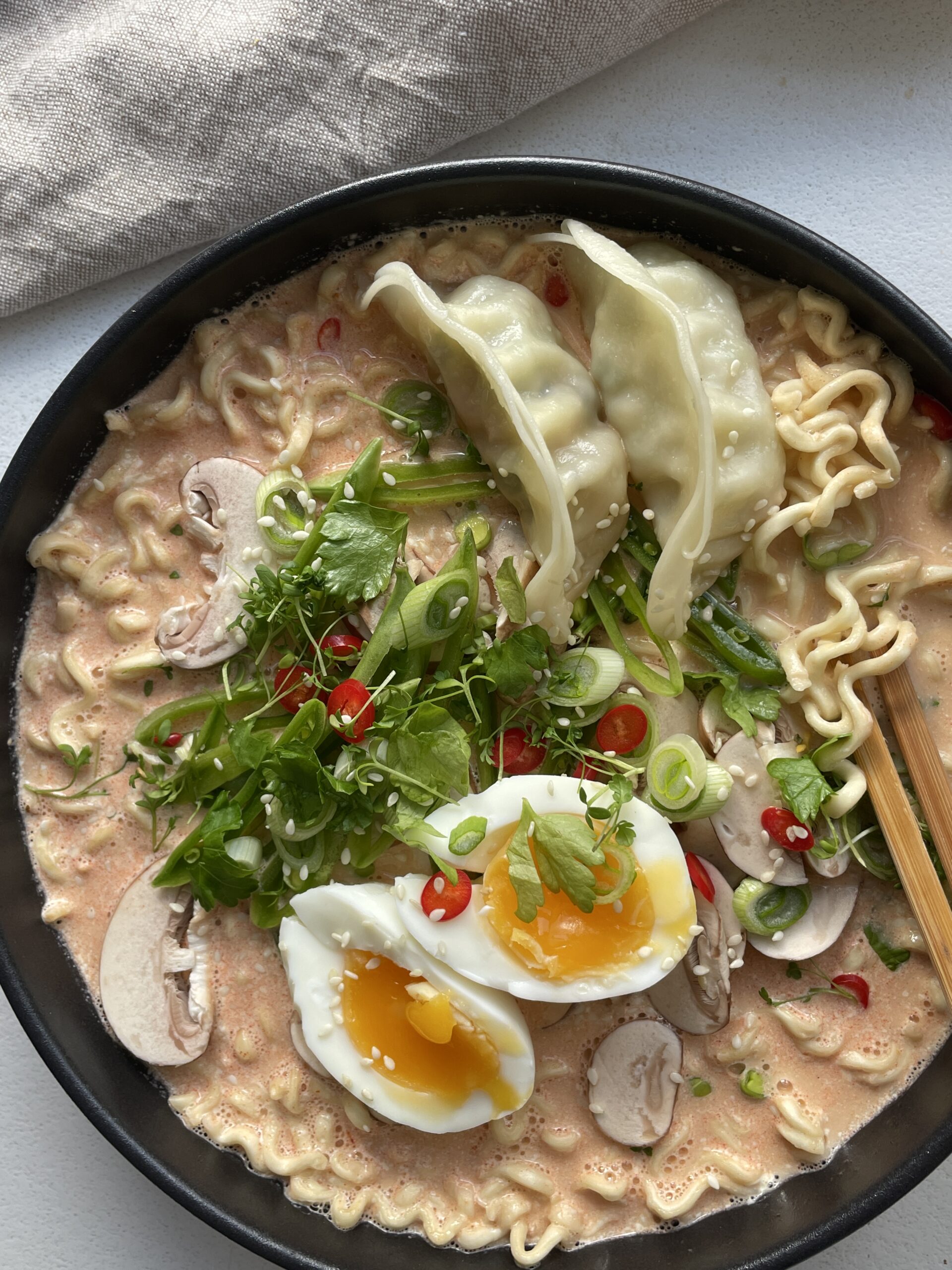 GRØNTSAGS GYOZO RAMEN