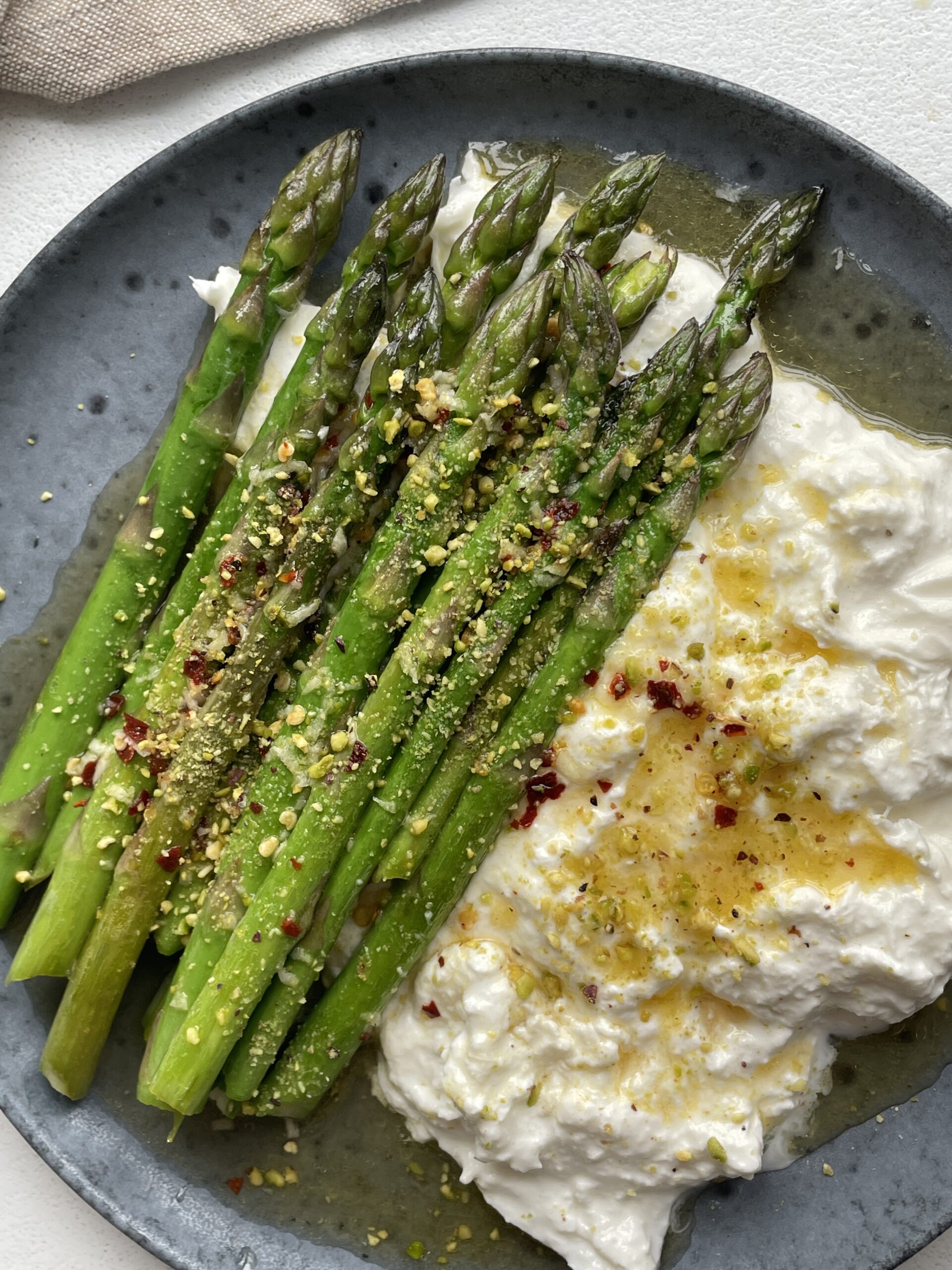 SMØRSTEGTE ASPARGES MED BURRATA