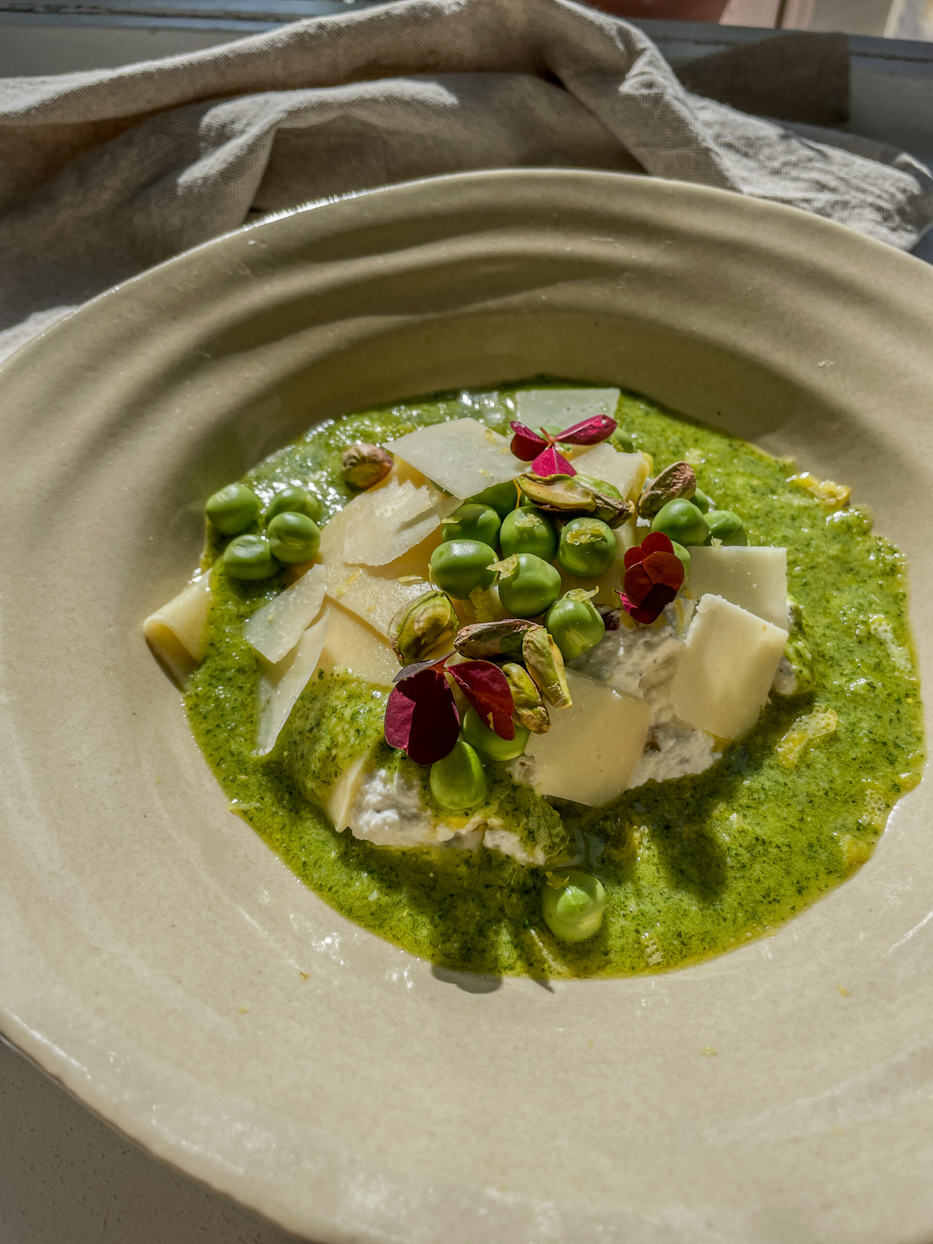 ÅBEN LASAGNE MED RICOTTA CREME OG BASILIKUMSPESTO