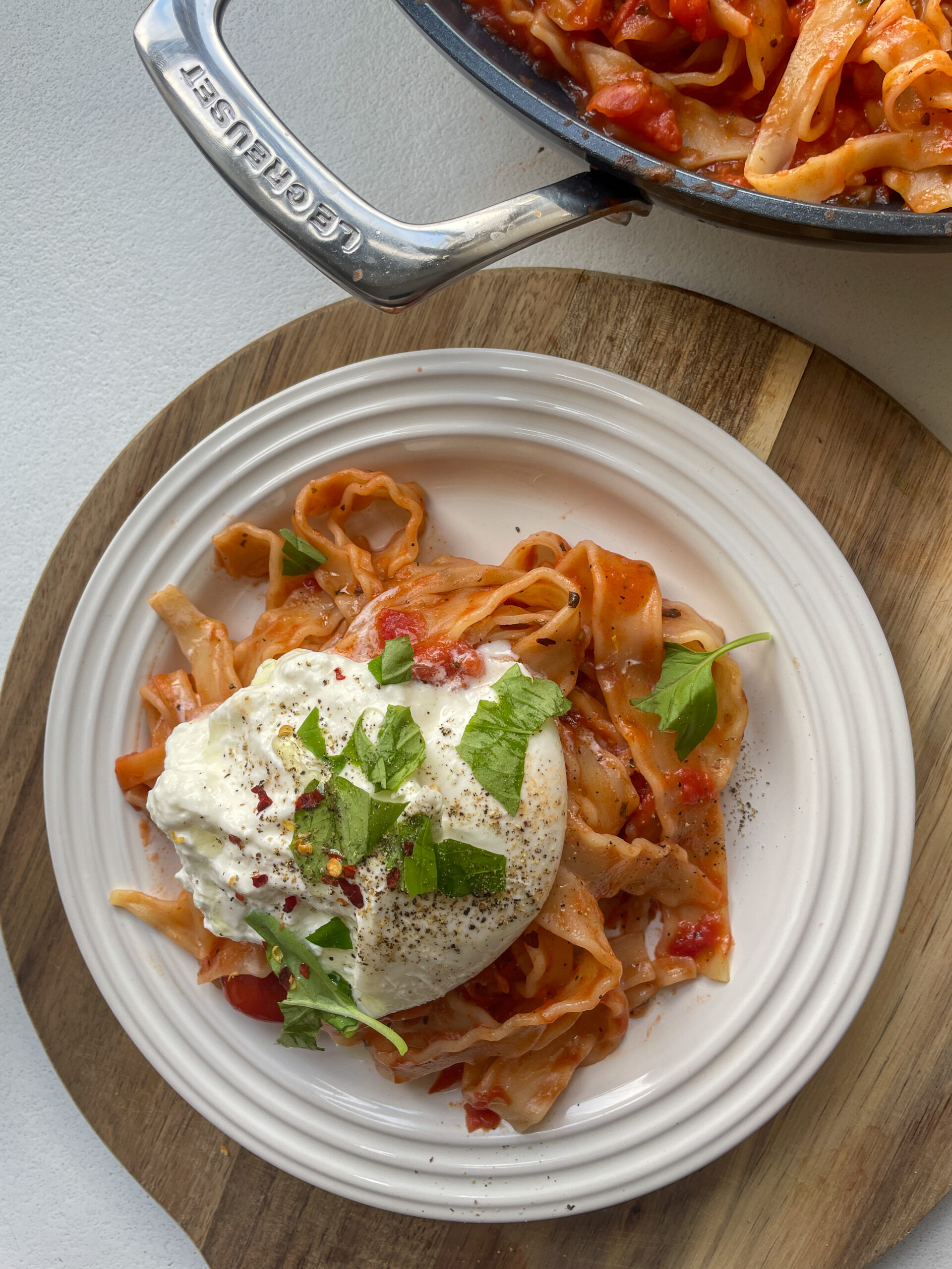 PASTARET MED TOMATSMØRSAUCE OG BURRATA